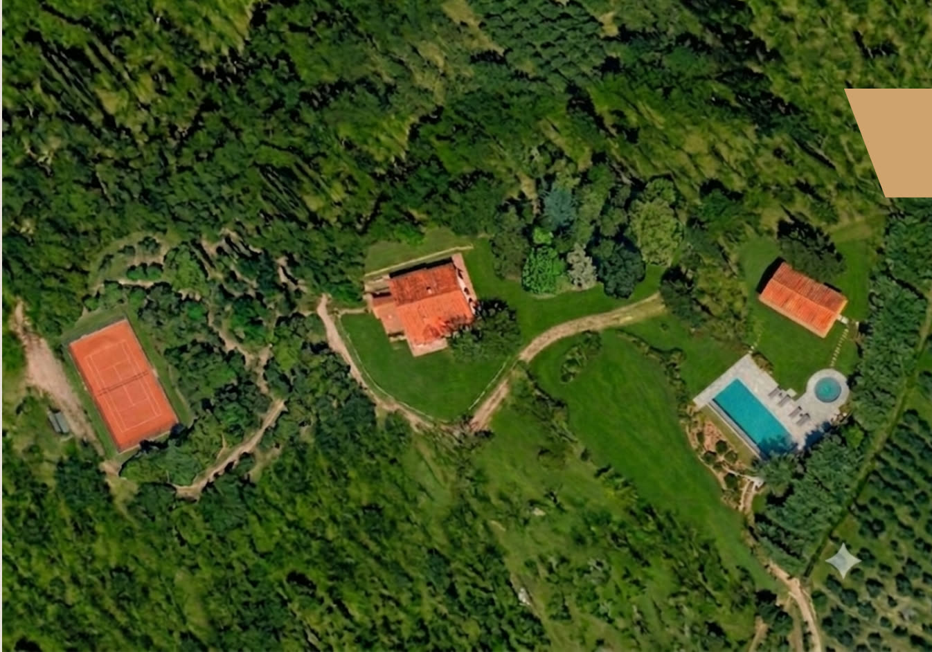 Vista aerea del compendio con piscine, campo da tennis e parco