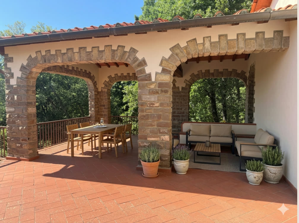 Portico in pietra con archi e vista sul bosco